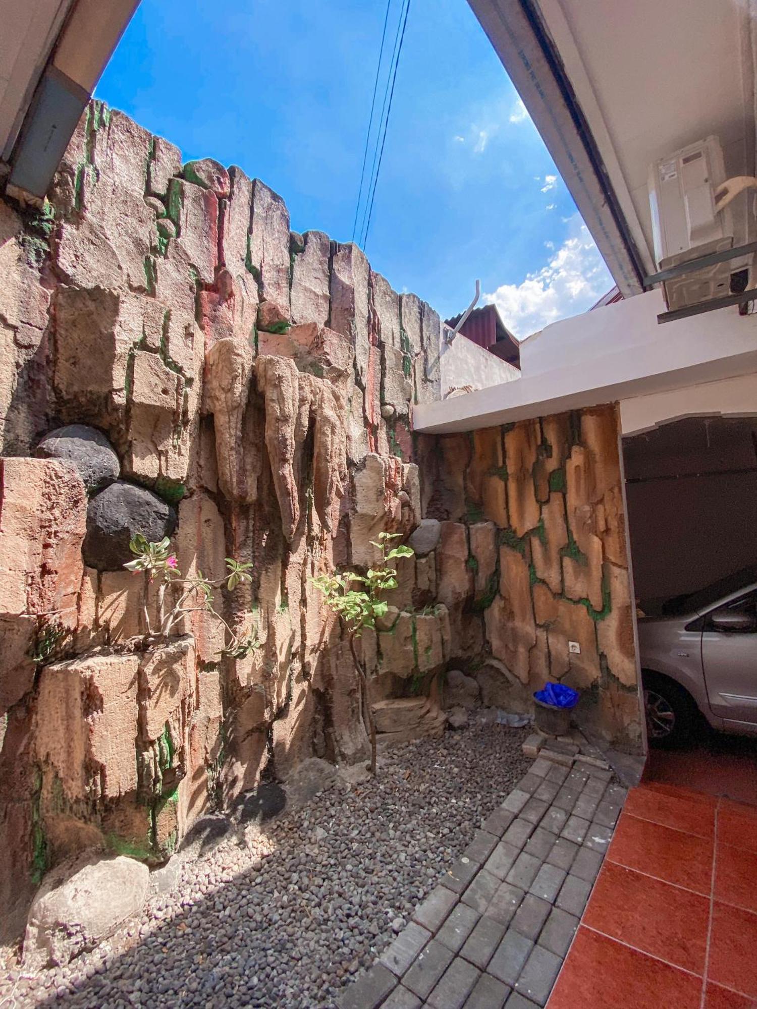 Albergue Laura'S Backpacker 523 Yogyakarta Exterior foto