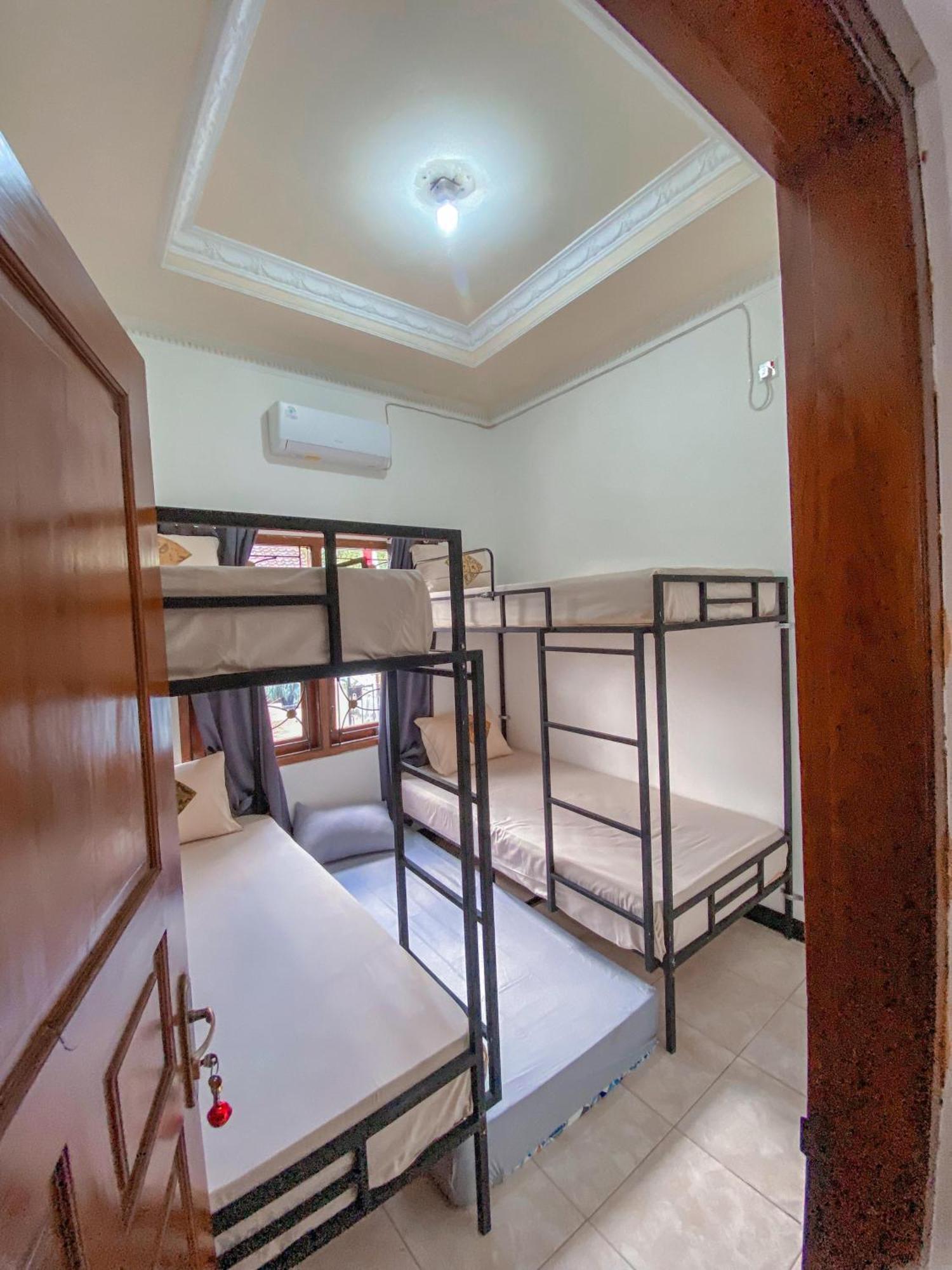 Albergue Laura'S Backpacker 523 Yogyakarta Exterior foto